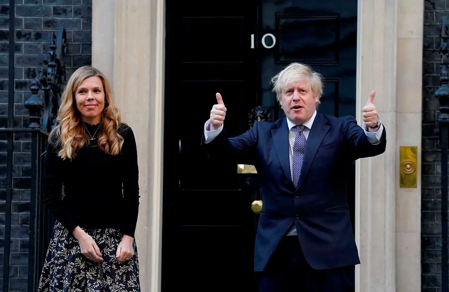 Boris Johnson og Carrie Symonds er forlovede, og nu har Symonds angiveligt haft en stor rolle i afskedigelsen af Johnsons nærmeste rådgivere. (Photo by Andrew PARSONS / 10 Downing Street / AFP)