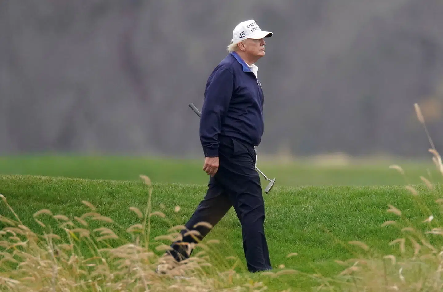 Donald Trump har ikke vist sig meget, siden Joe Bidens valgsejr blev annonceret. Her er han dog ude og spille golf i weekenden.