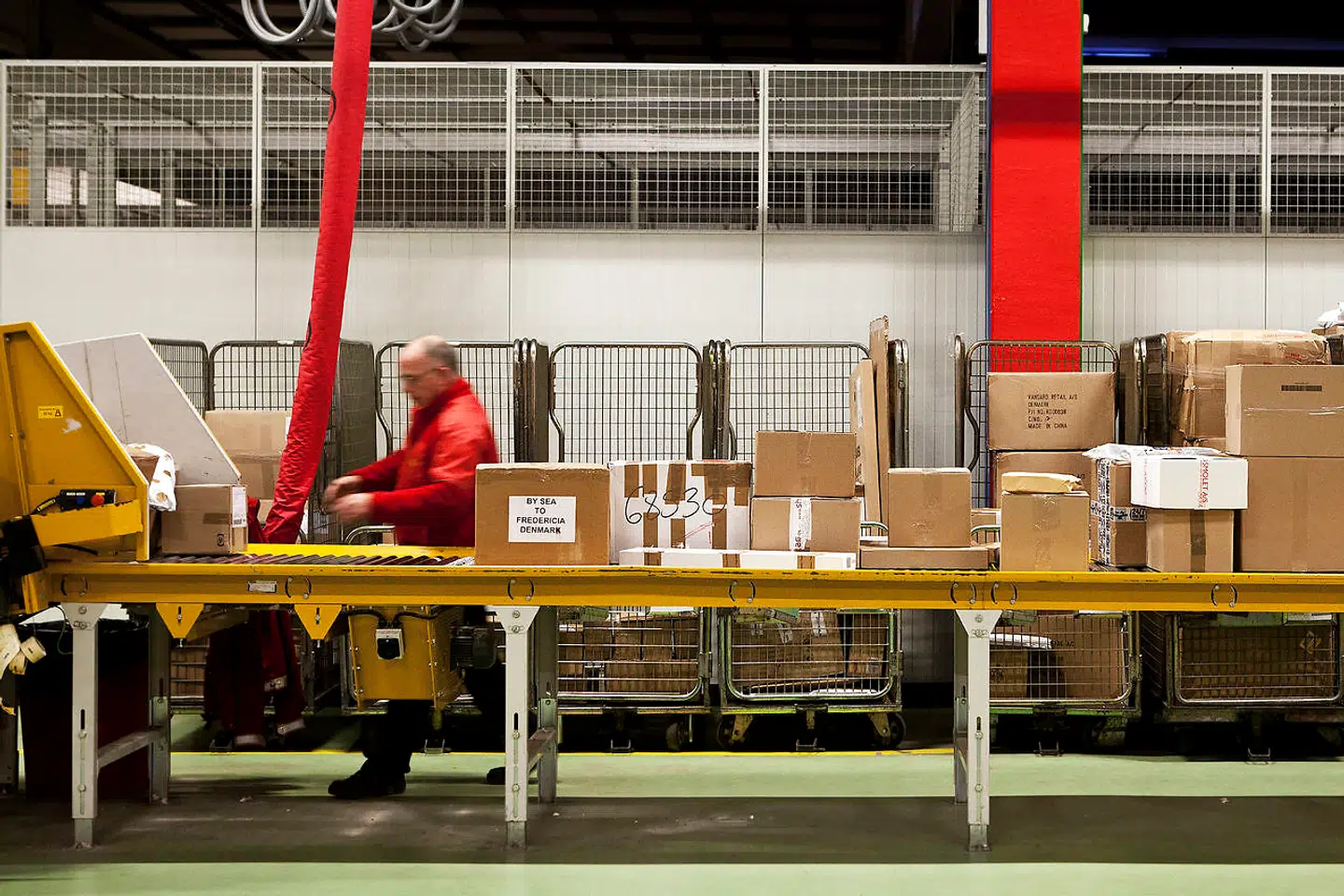 Julehandlen på nettet er steget voldsomt i år, hvilket især påvirker Post Danmark, der skal fordele alle pakkerne rundt til kunder. I Distributionscenteret i København arbejdes der i døgndrift for at nå at få alle pakker ud inden jul. 119 ansatte pakker, sorterer, fordeler og kører posten ud til både private og erhvervskunder.