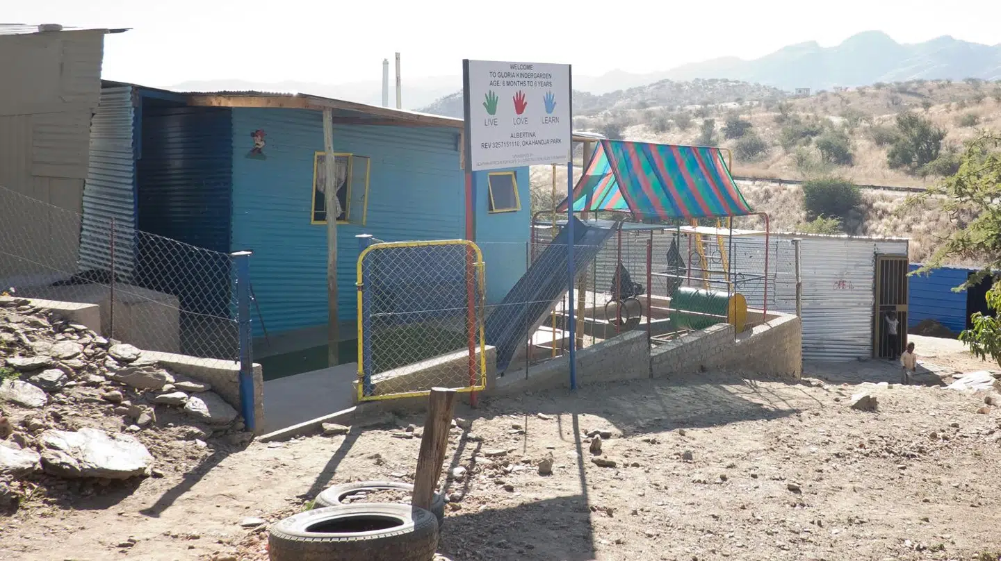I Katutura bor folk i blikskure, som ses på billedet her. Børnhaverne er indhegnet, og de er indrettet med opholdsrum, køkken, legeplads, toilet med rindende vand og brusebad.