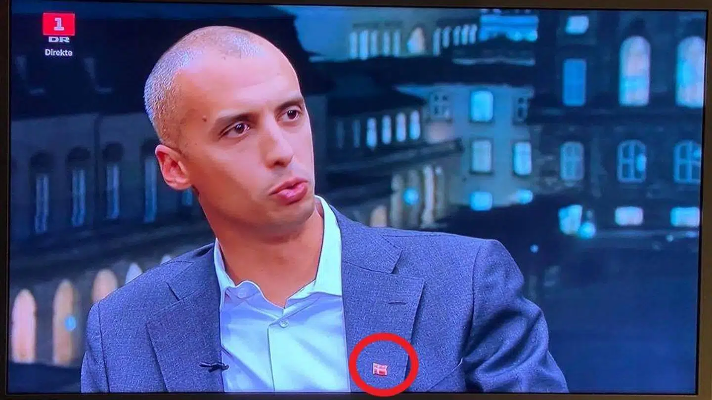 Mattias Tesfaye (S) med dannebrog på jakken i 'Det politiske talkshow'.