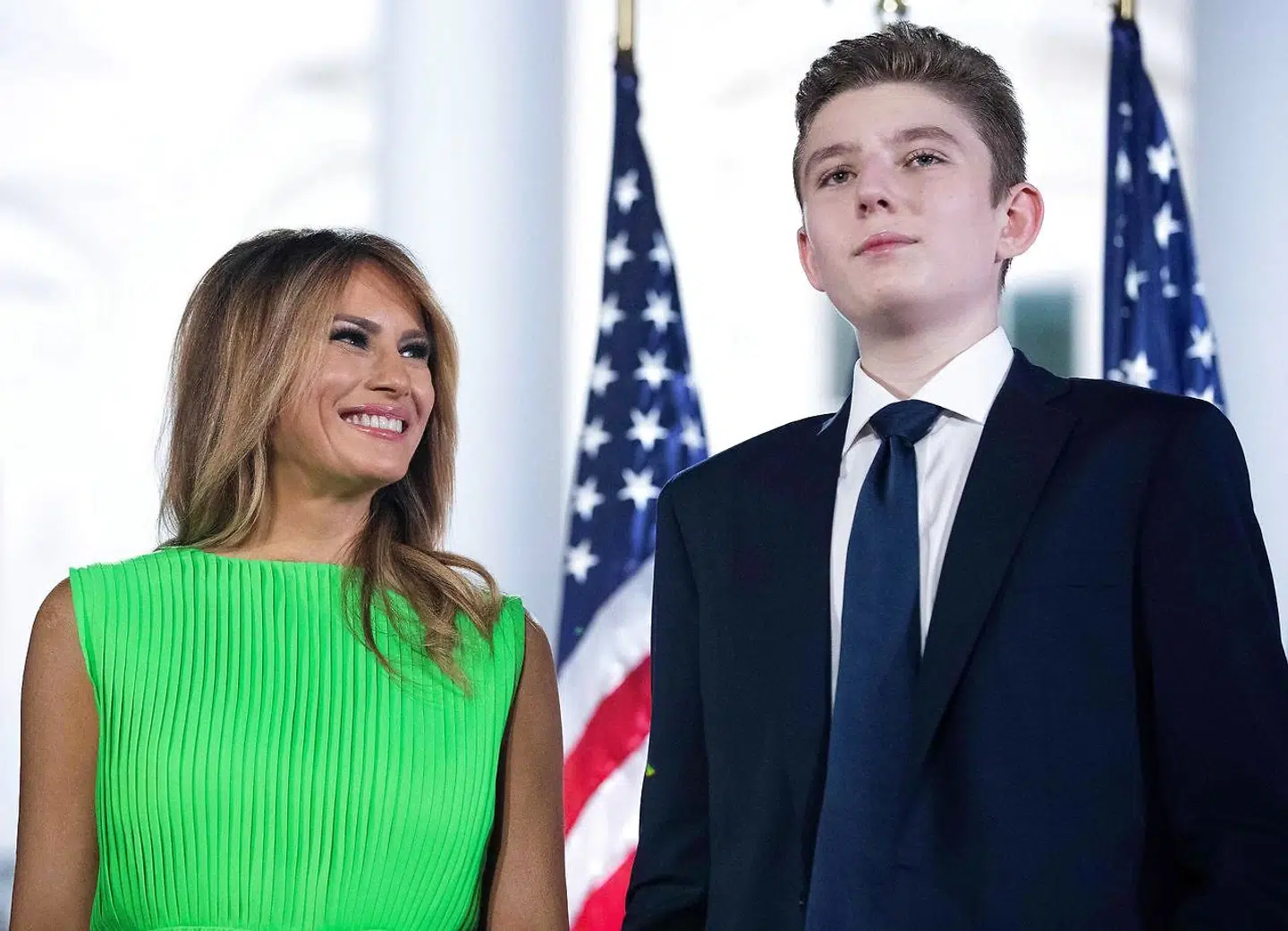 Melania Trump side om side med sin og Donald Trumps tårnhøje og 14 år gamle søn Barron Trump.