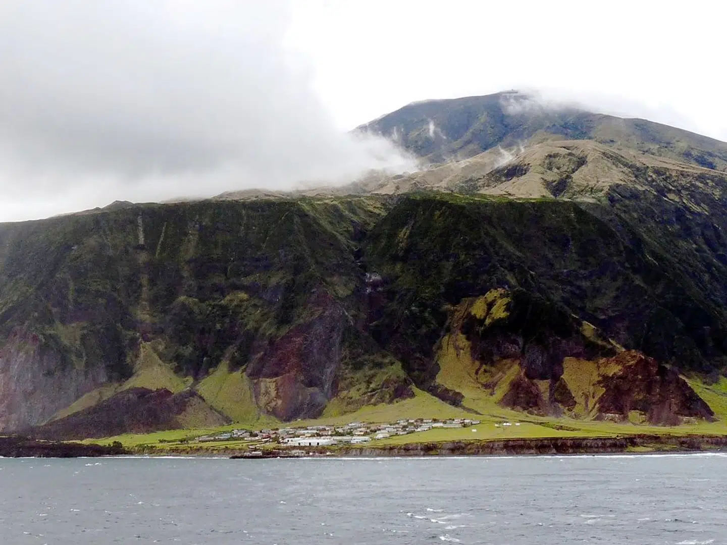 Beboerne på Tristan da Cunha bor i byen Edinburgh.