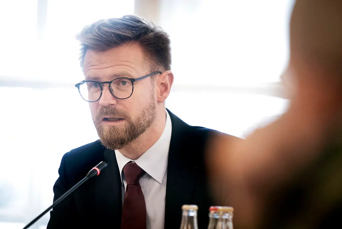 Transportminister Benny Engelbrecht ses her i samråd om refusion ved aflyste flyrejser på Christiansborg tirsdag 27. oktober 2020. Samrådsspørgsmålet er stillet efter ønske fra Anne Honoré Østergaard (V) og Hans Christian Schmidt (V). (Foto: Liselotte Sabroe/Ritzau Scanpix)
