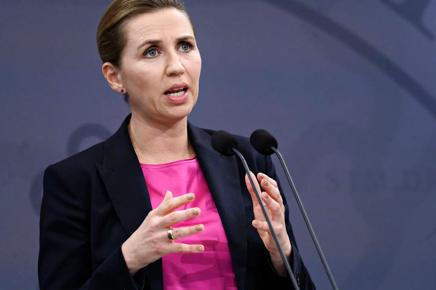 (ARKIV) Statsminister Mette Frederiksen (S), da hun sammen med sundheds- og ældreministeren, erhvervsministeren, Sundhedsstyrelsen og Statens Serum Institut holder pressemøde med præsentation af en række restriktioner i Nordjylland som følge af situationen med covid-19-smitte i mink, i Spejlsalen i Statsministeriet i København torsdag den 5. november 2020. Det drejer sig om restriktioner i Hjørring, Frederikshavn, Brønderslev, Jammerbugt, Vesthimmerland, Thisted og Læsø kommuner. At kræve alle mink aflivet var ulovligt, men minister hævder, det var en opfordring. To professorer tvivler og peger på andre huller i regeringens udlægning. Det skriver Ritzau, torsdag den 12. november 2020. (Foto: Philip Davali/Ritzau Scanpix)
