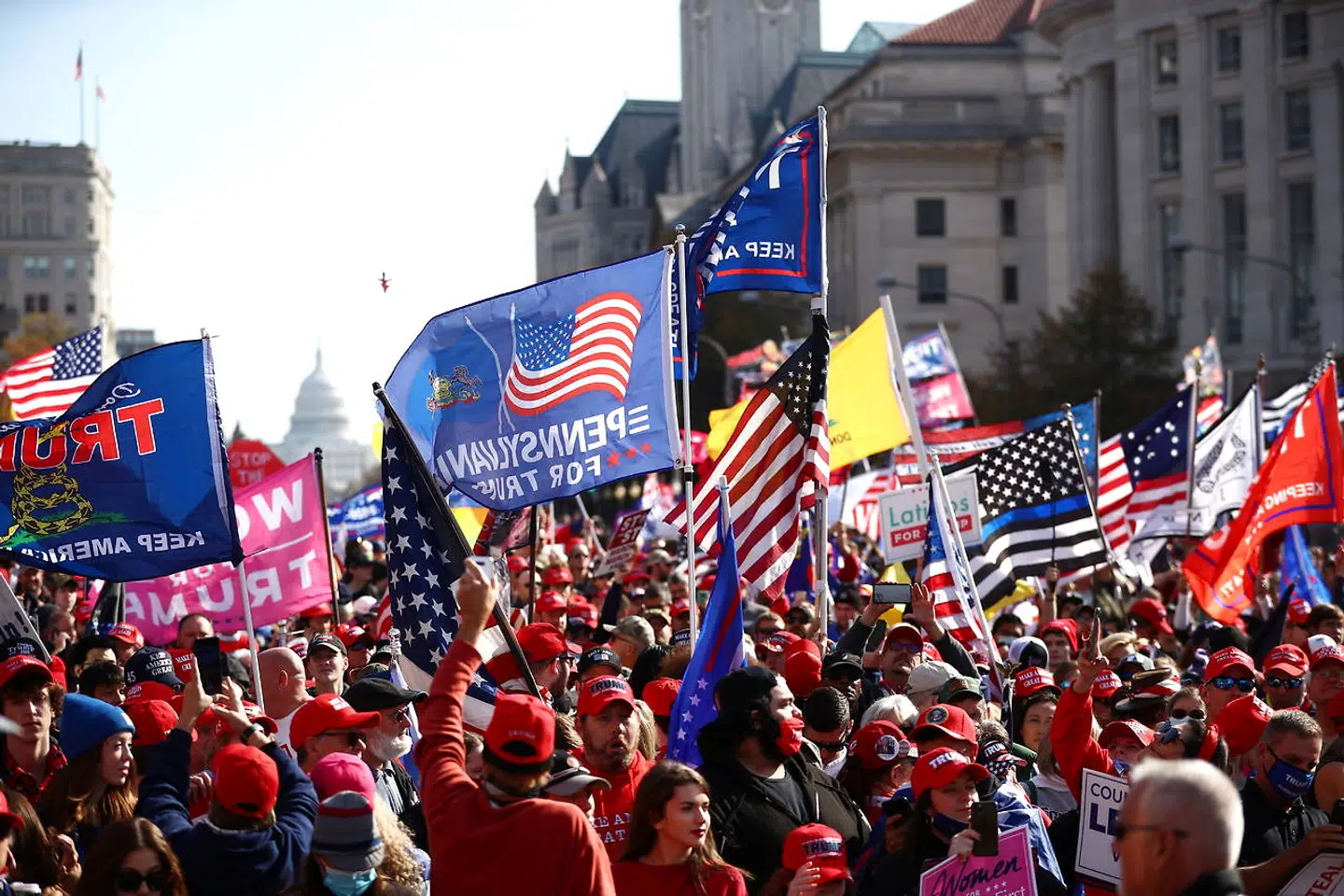 Lørdag gik tusindvis af Trump-støttere på gaden for at støtte præsidenten og kalde valget for fusk. Washington, U.S. November 14, 2020. REUTERS.
