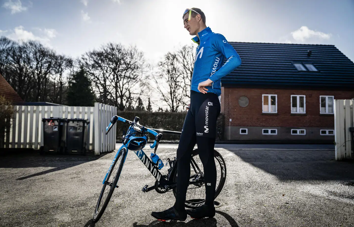 Movistar-rytteren i Brædstrup, Jylland, i februar, hvor B.T. var med på første træningstur efter den voldsomme ulykke i Girona, Spanien.