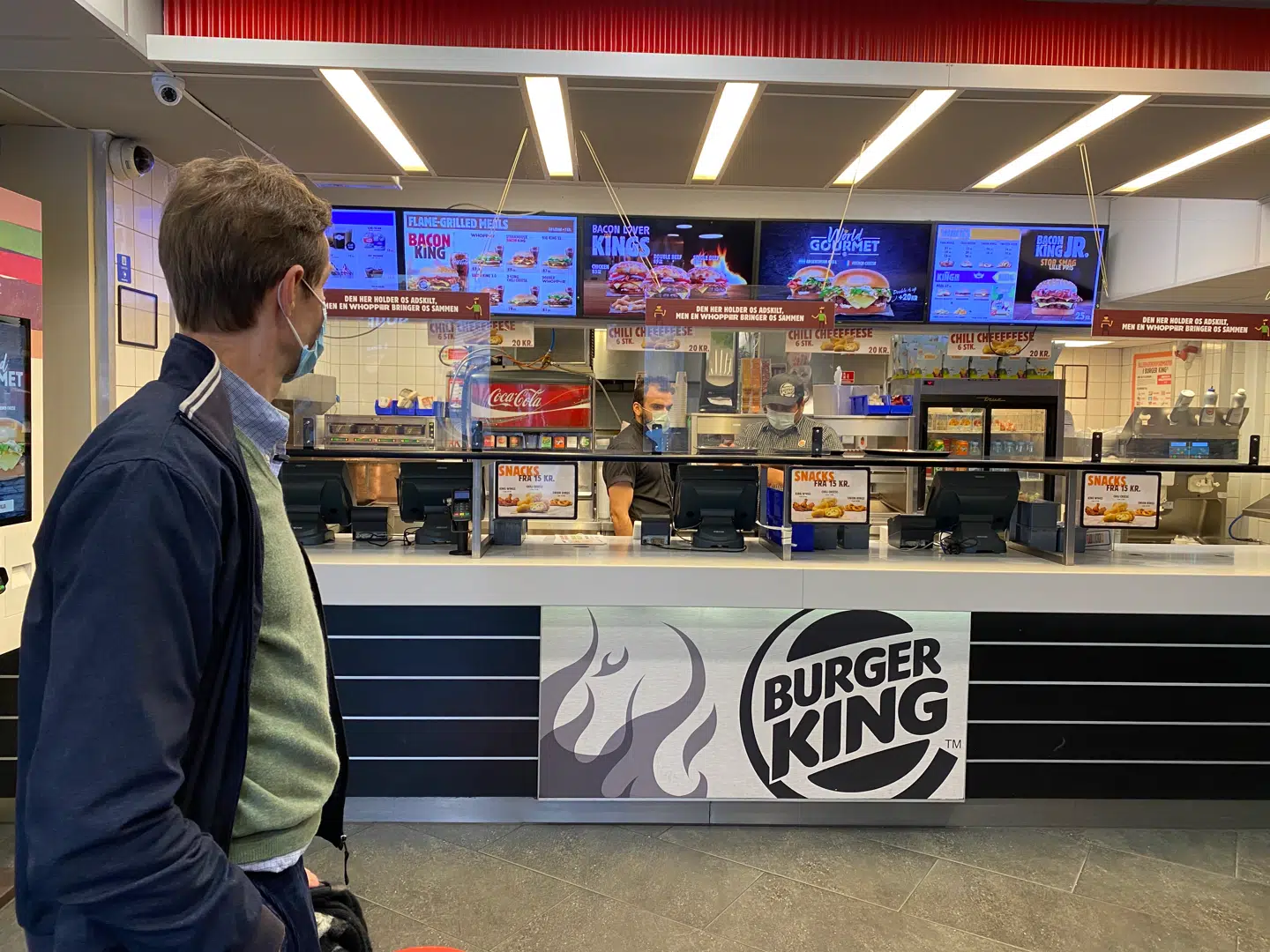 Michael René gør klar til at smage pomfritter.