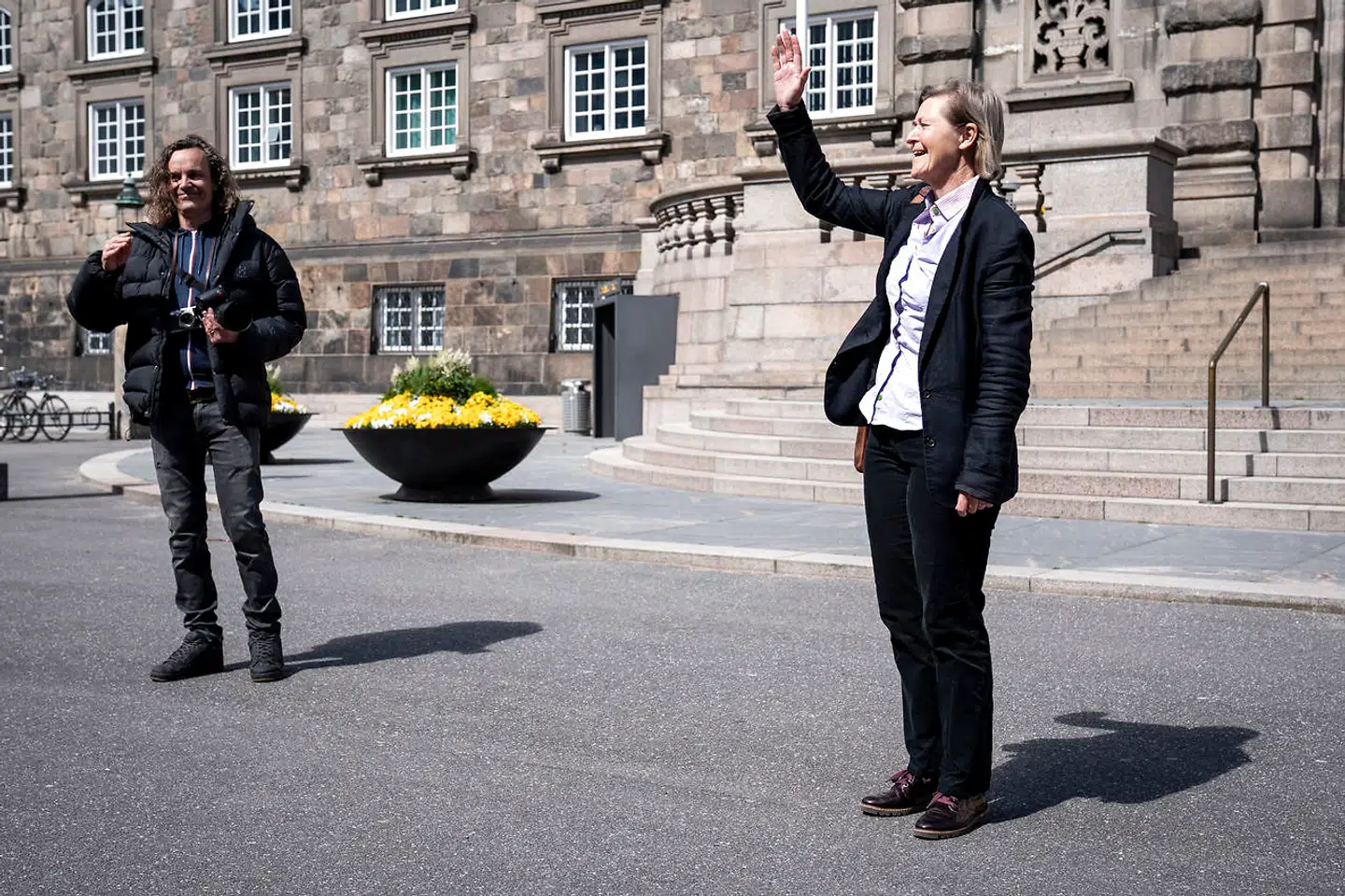 Amnesty International afleverer sammen med voldtægtsofre og kvindeorganisationer et uddrag af 1338 breve med krav om ny voldtægtslov til forperson for Alternativet Josephine Fock (Å), foran Folketinget i København, tirsdag den 5. maj 2020. I forbindelse med overrækkelsen af brevene bliver der holdt en stille demonstration foran Christiansborg Slot med 10 kvinder, hvor flere har oplevet retssystemets svigt efter en voldtægt.. (Foto: Niels Christian Vilmann/Ritzau Scanpix)