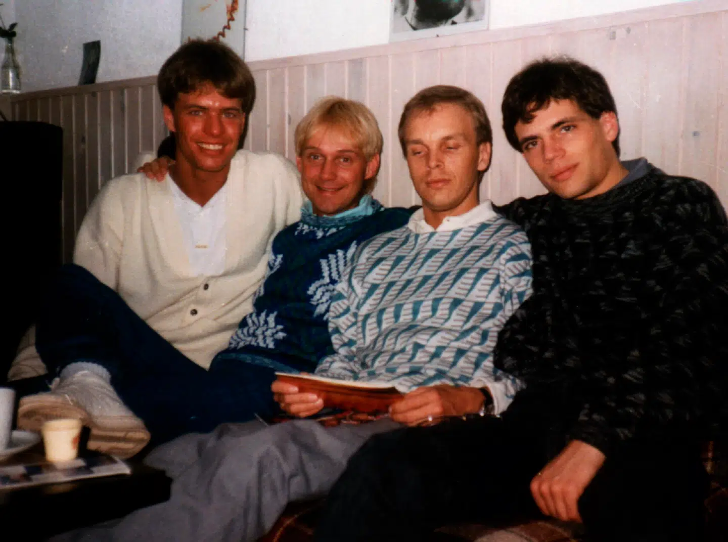 Privatfoto fra 1986 af Kim Schumacher sammen med bamserne Hans Ole Eriksen og Simon Taisbak. Yderst til venstre ses et familiemedlem af Kim Schumacher.