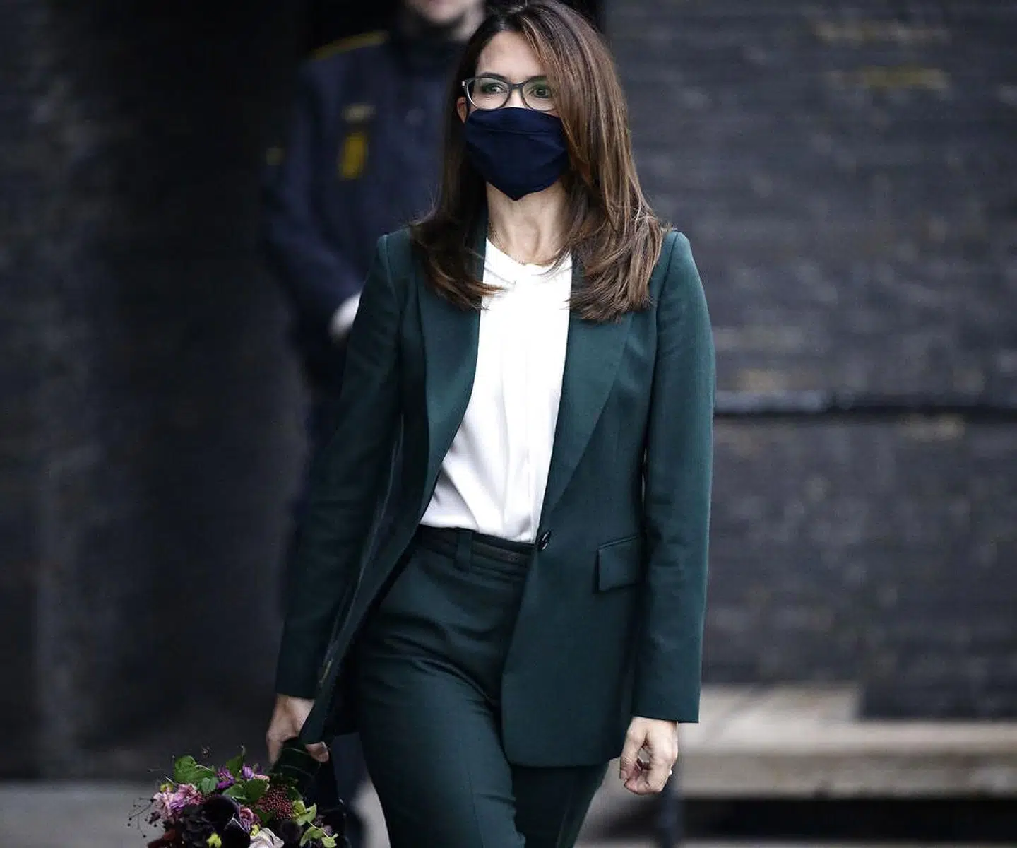 Det er ikke så tit, at vi ser Kronprinsessen i et så seriøst jakkesæt.