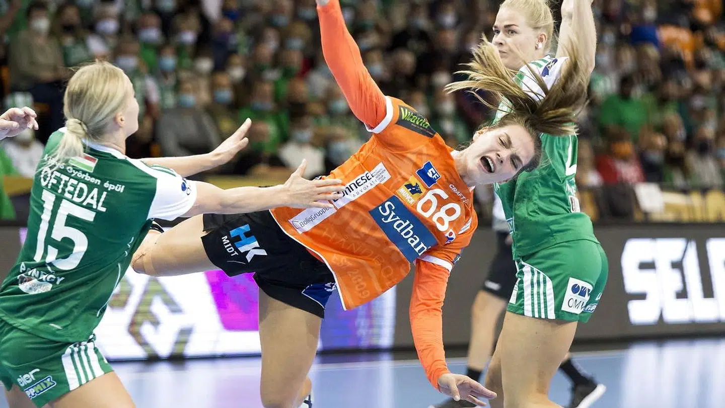 Helena Elver (i midten) i aktion mod Stina Bredal Oftedal og Veronica Kristiansen fra Györ i Champions League.