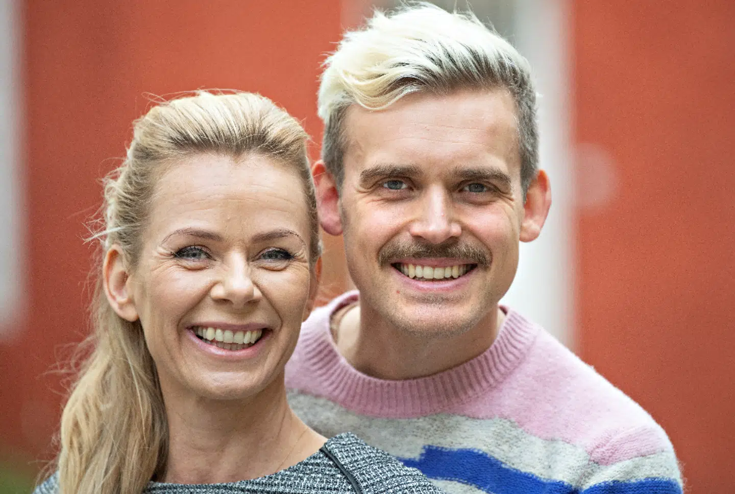 Anne Glad fra 'Kender du typen' får mange had beskeder fra ukendte. Nu har hendes mand skrevet en sang til hende og andre om kunsten at være ligeglad med andres mening.