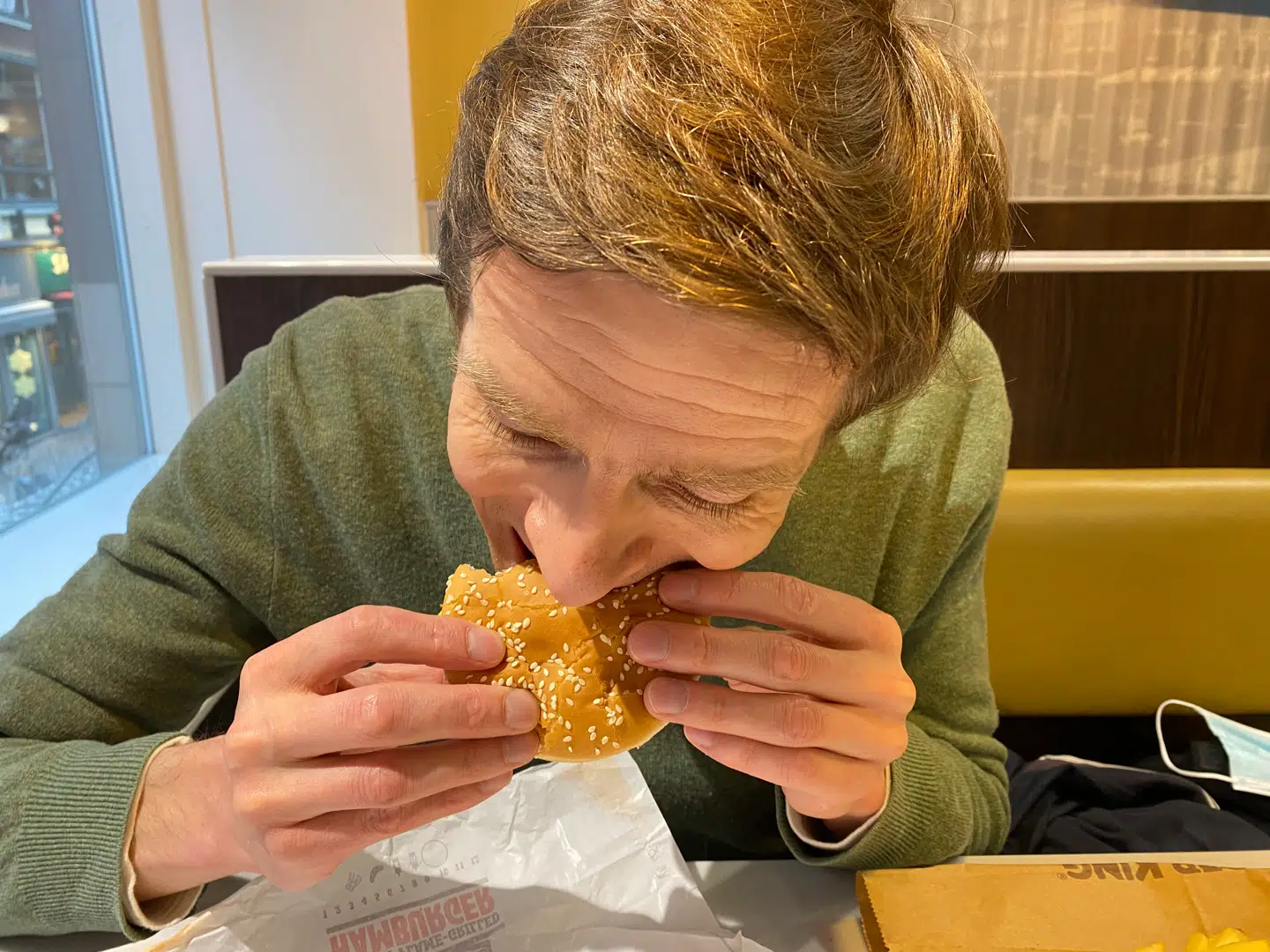 Michael René testsmager Burger Kings bud på en cheeseburger.