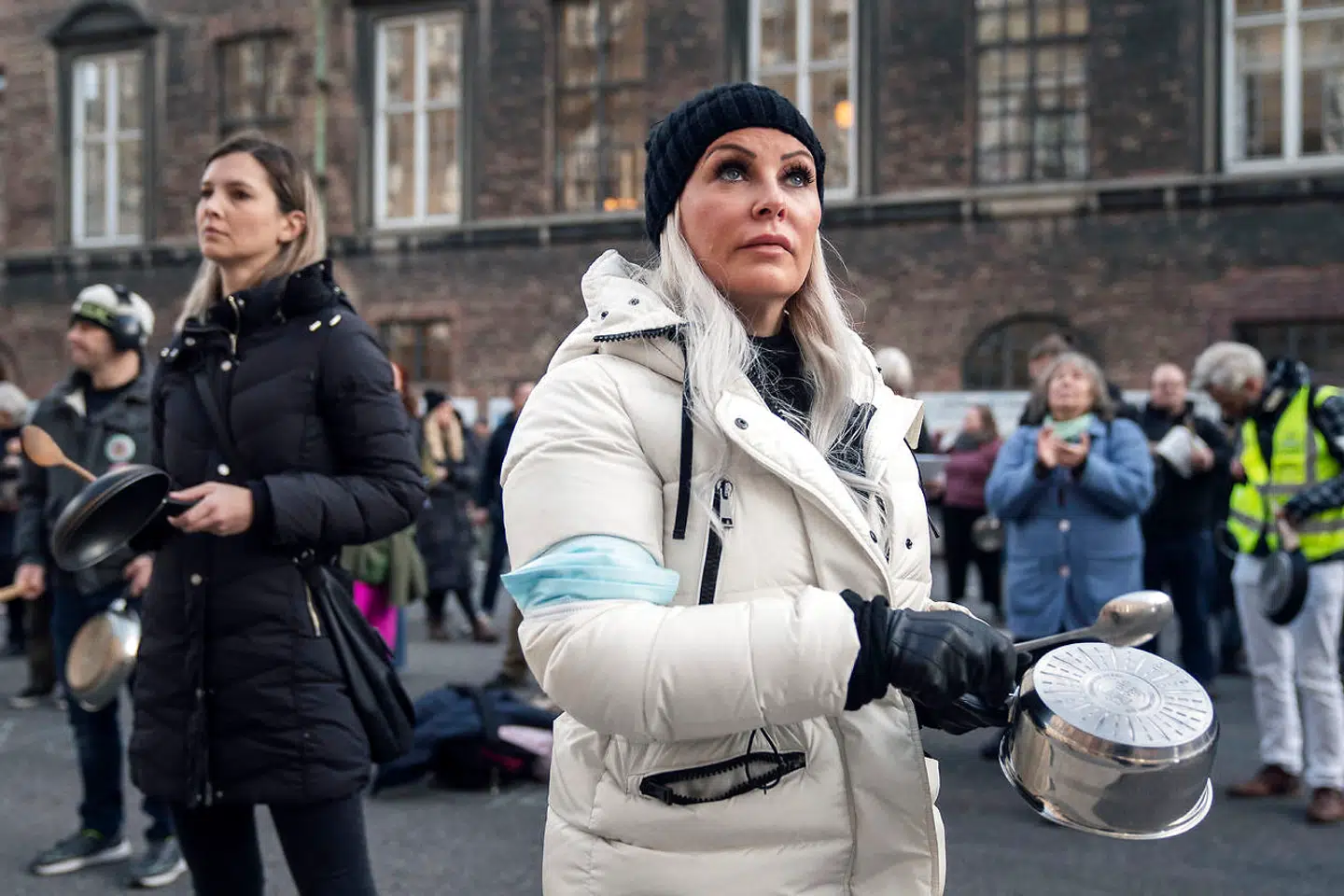 Coronaskeptikeren Rikke Louise Andersen demonstrerer på Christiansborg for at gøre opmærksom på epidemiloven.