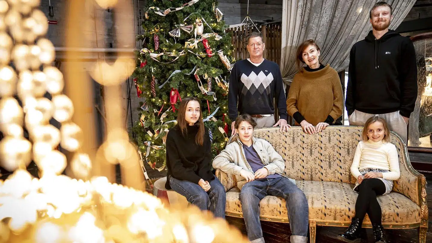Silas Cornelius Van, Maria Szigethy, Selma Sol í Dali, Joachim Fjelstrup, Bodil Jørgensen og Peter Frödin under fotografering af skuespillerne til DR's julekalender 'Julefeber', på Det Kongelige Teaters kroneloft (hvor store dele af julekalenderen er optaget), onsdag den 4. november 2020.