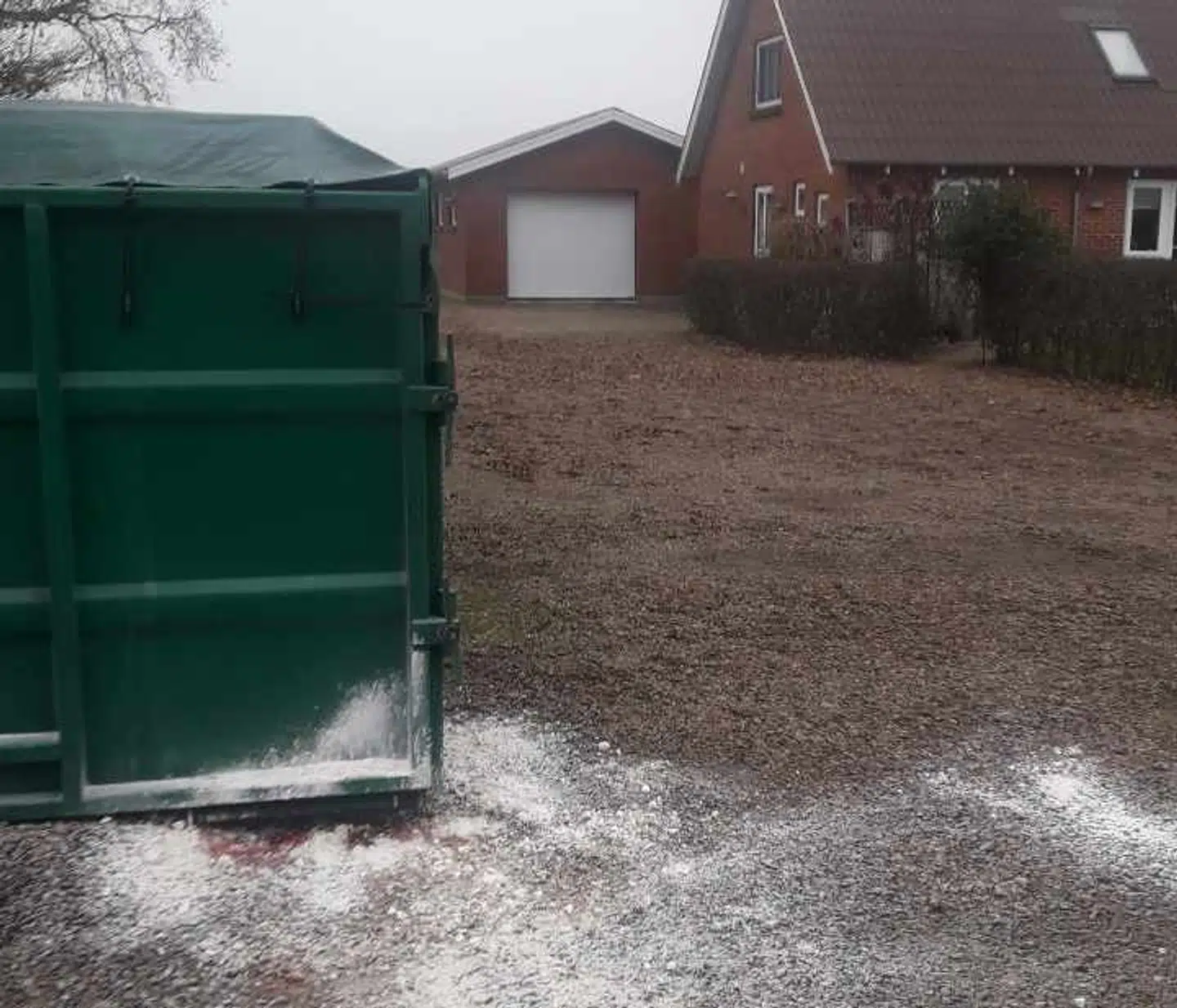 Blod, sekret og fedt driver ud af containerne tæt på Bent Kloster og hustruens Birgits hjem. Stanken breder sig, men myndighederne har stadig ikke hentet de tusindvis af aflivede og nu rådne mink.Foto: Privat