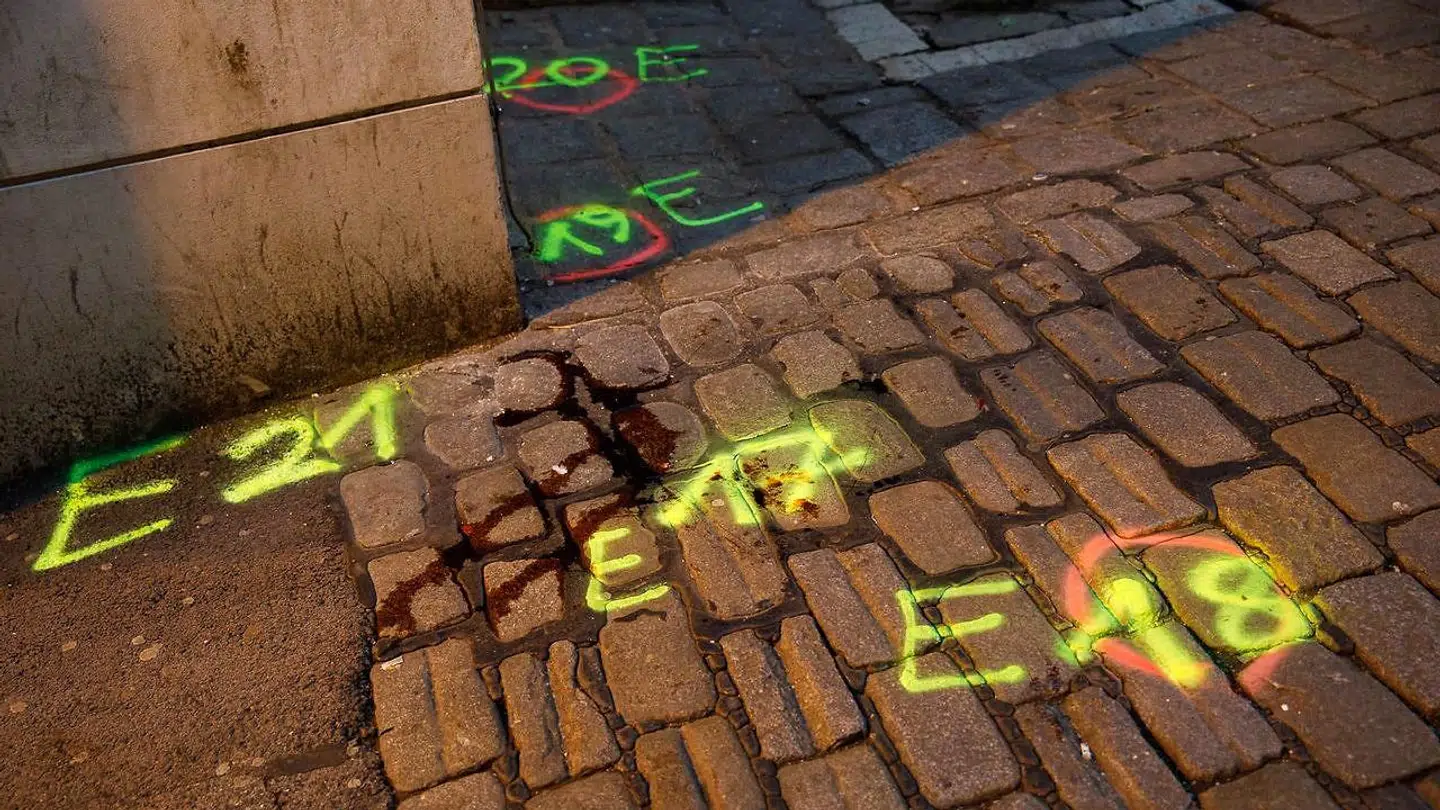 Blodspor efter ofrene for terrorangrebet i Wien mandag aften.