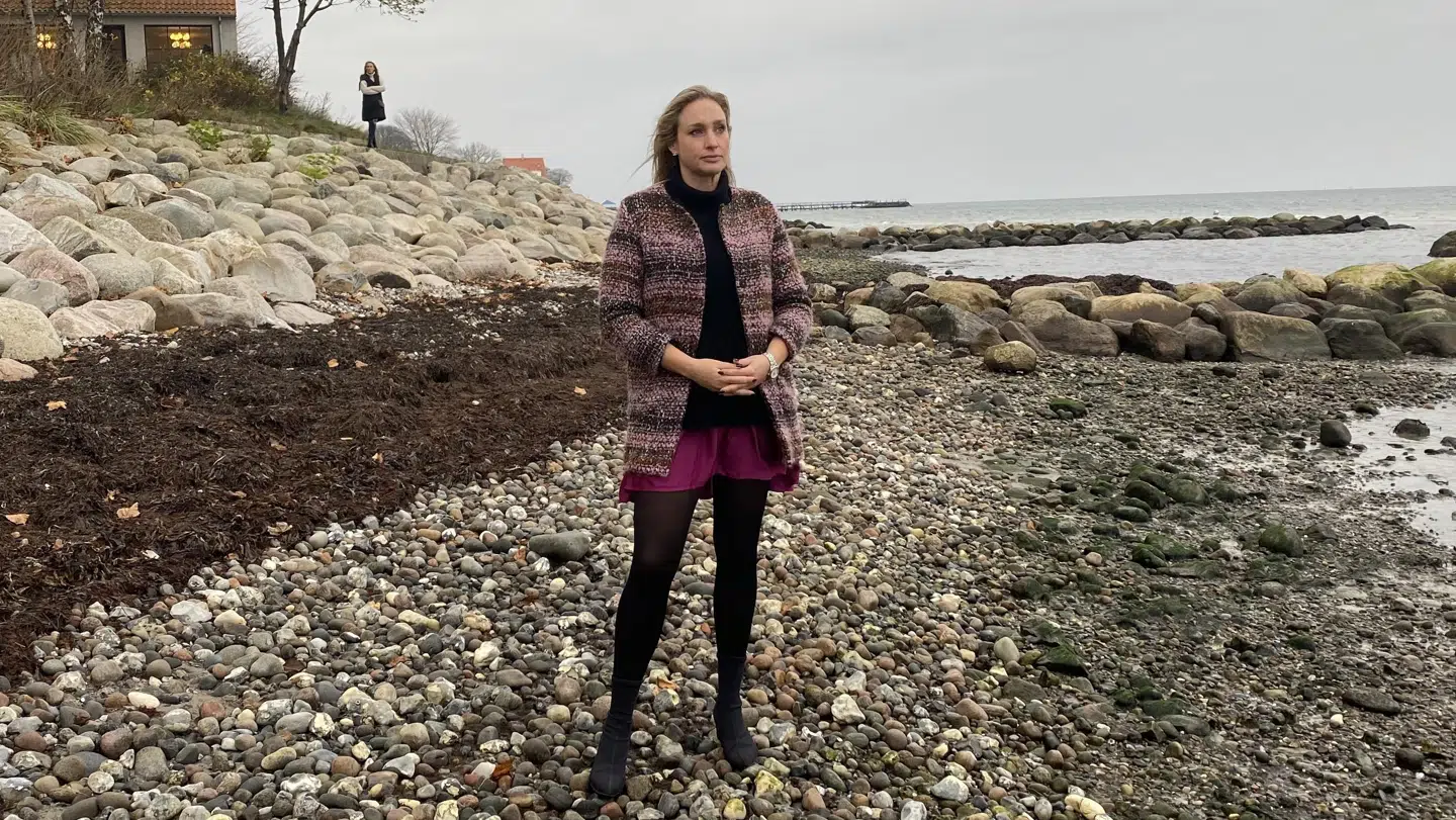 Det var Mille Madsen, som fandt sælen på stranden. Hun troede først, den var levende, men ved nærmere inspektion, så hun et skudhul i hovedet på den. PRIVATFOTO: Mille Madsen