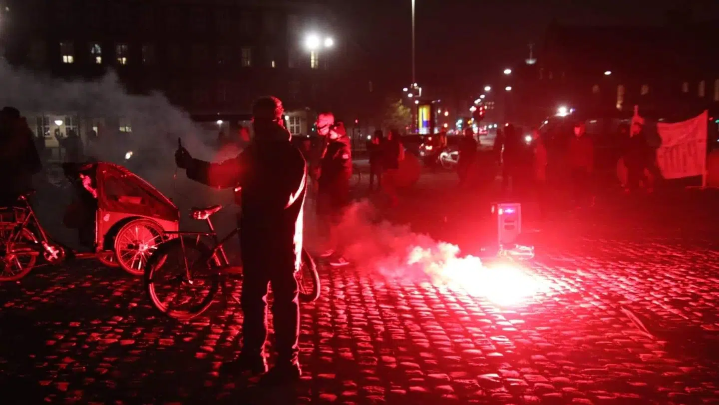 Op imod 100 demonstranter var samlet på Christiansborg Slotsplads. Foto: Presse-foto.dk