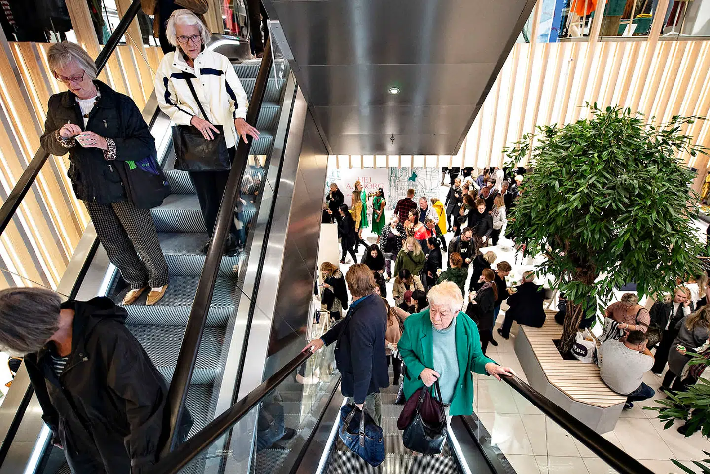 Danskerne har fået flere penge mellem hænderne.