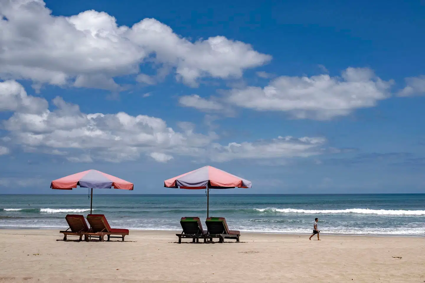 Ingen mennesker på Bali-strandene.