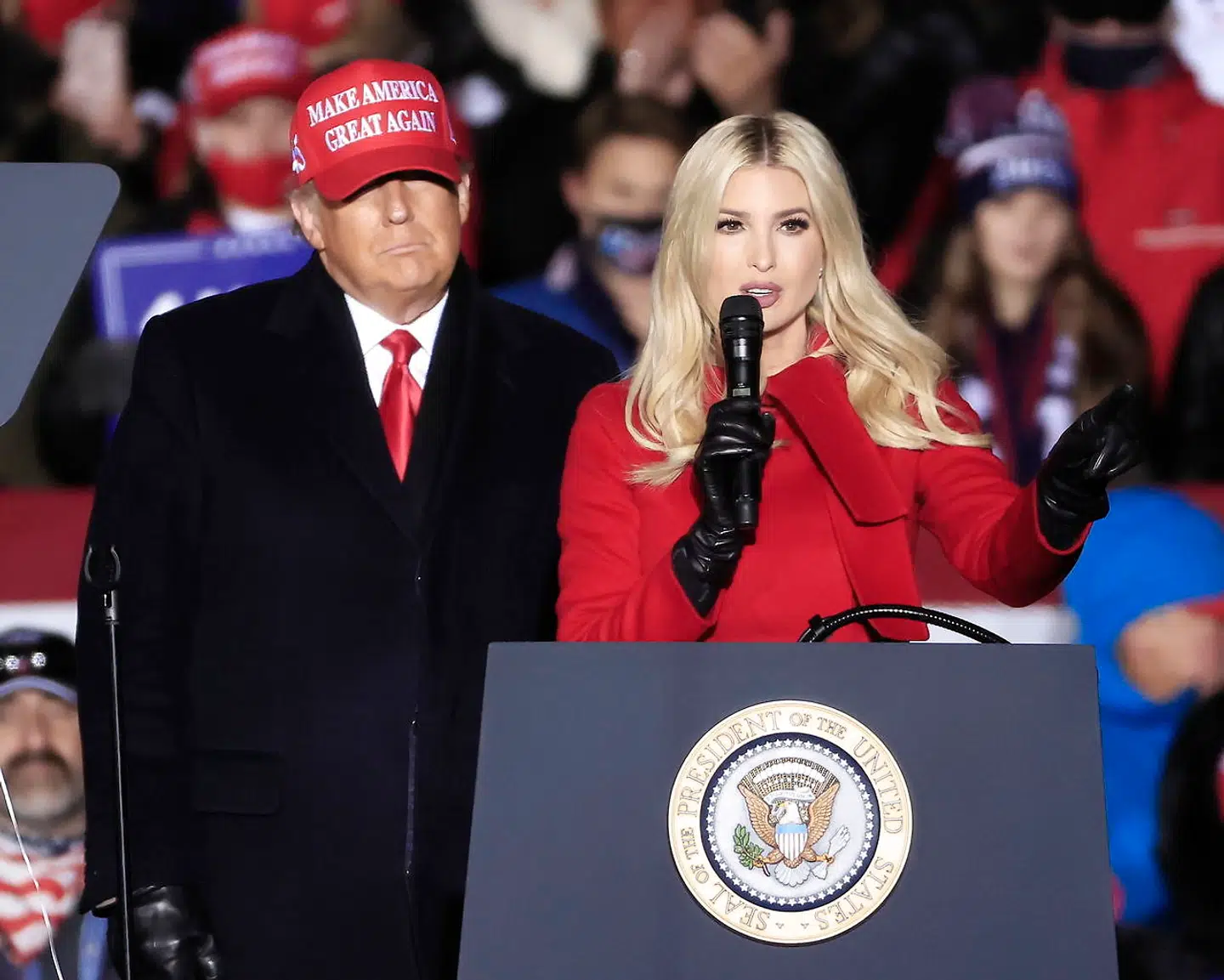 Ivanka Trump med sin far, præsident Trump, til valgmøde få dage før valget.