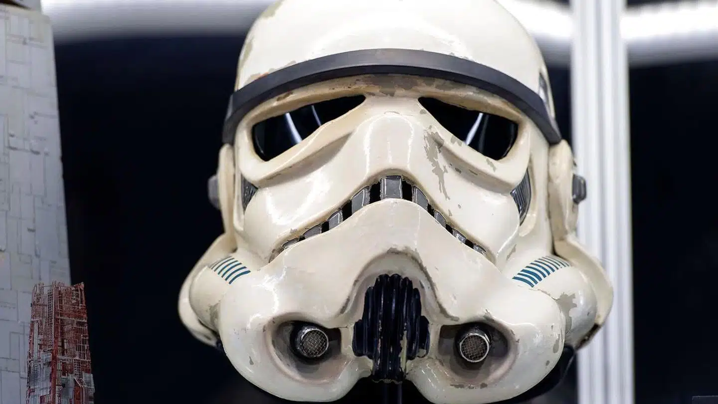 En stormtroppers hjelm fra Star Wars, der skal på auktion i Californien.