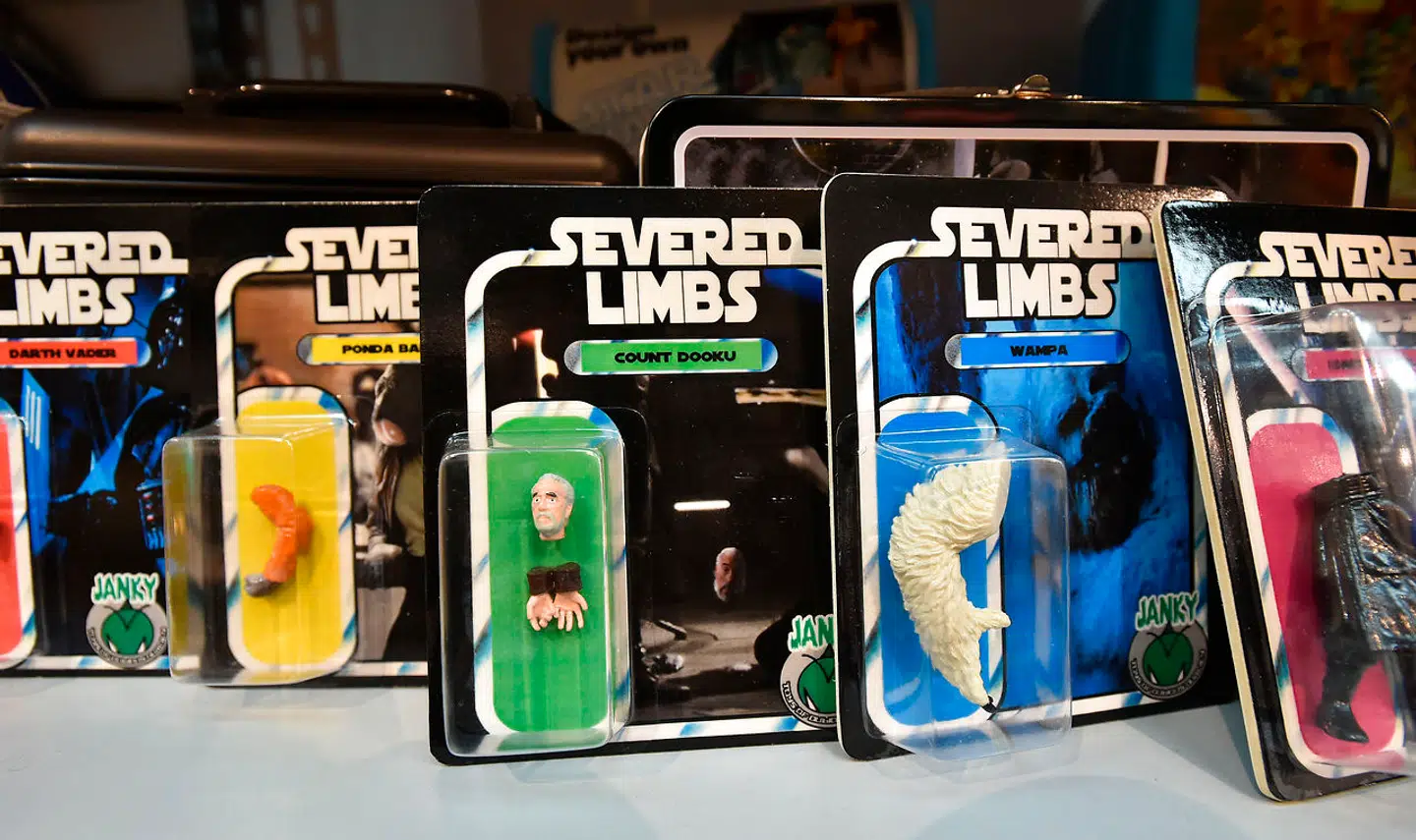 Her ses en række figurer med afskårne lemmer. De tilhører verdens største samling af Star Wars memorabilier i Petaluma, Californien.