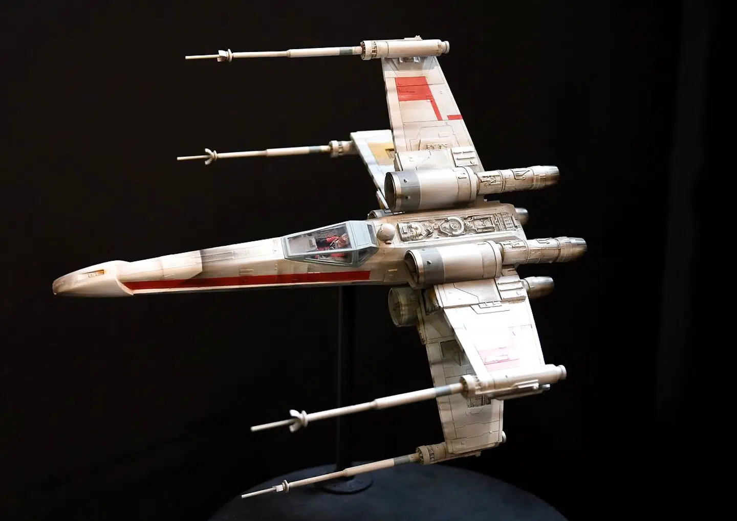 Her ses en X-Wing fightermodel fra Star Wars. Den var vurderet til mellem 250.000 og 375.000 kroner i 2018, hvor den kom på auktion i Calabasas i Californien.