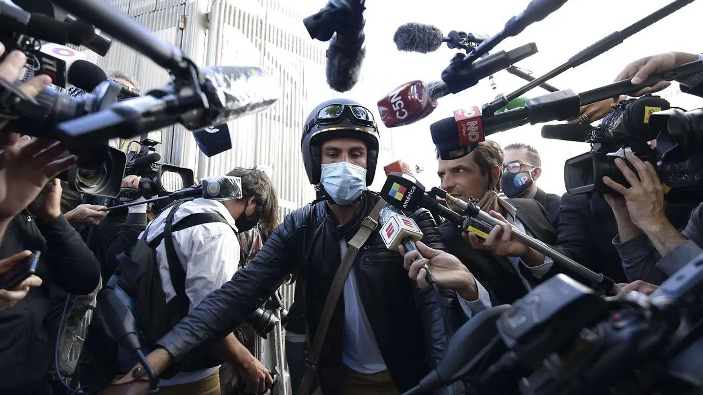 Leopoldo Luque forlader hospitalet omringet af presse.