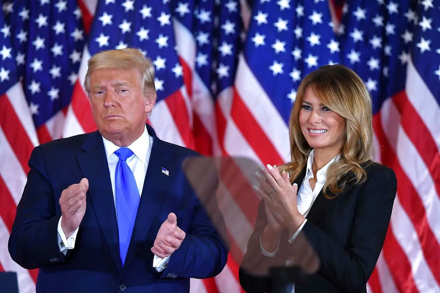 Her ses Donald Trump og Melania Trump på valgnatten, få øjeblikke efter Trump havde erklæret sig sikker sejrsherre (Photo by MANDEL NGAN / AFP)