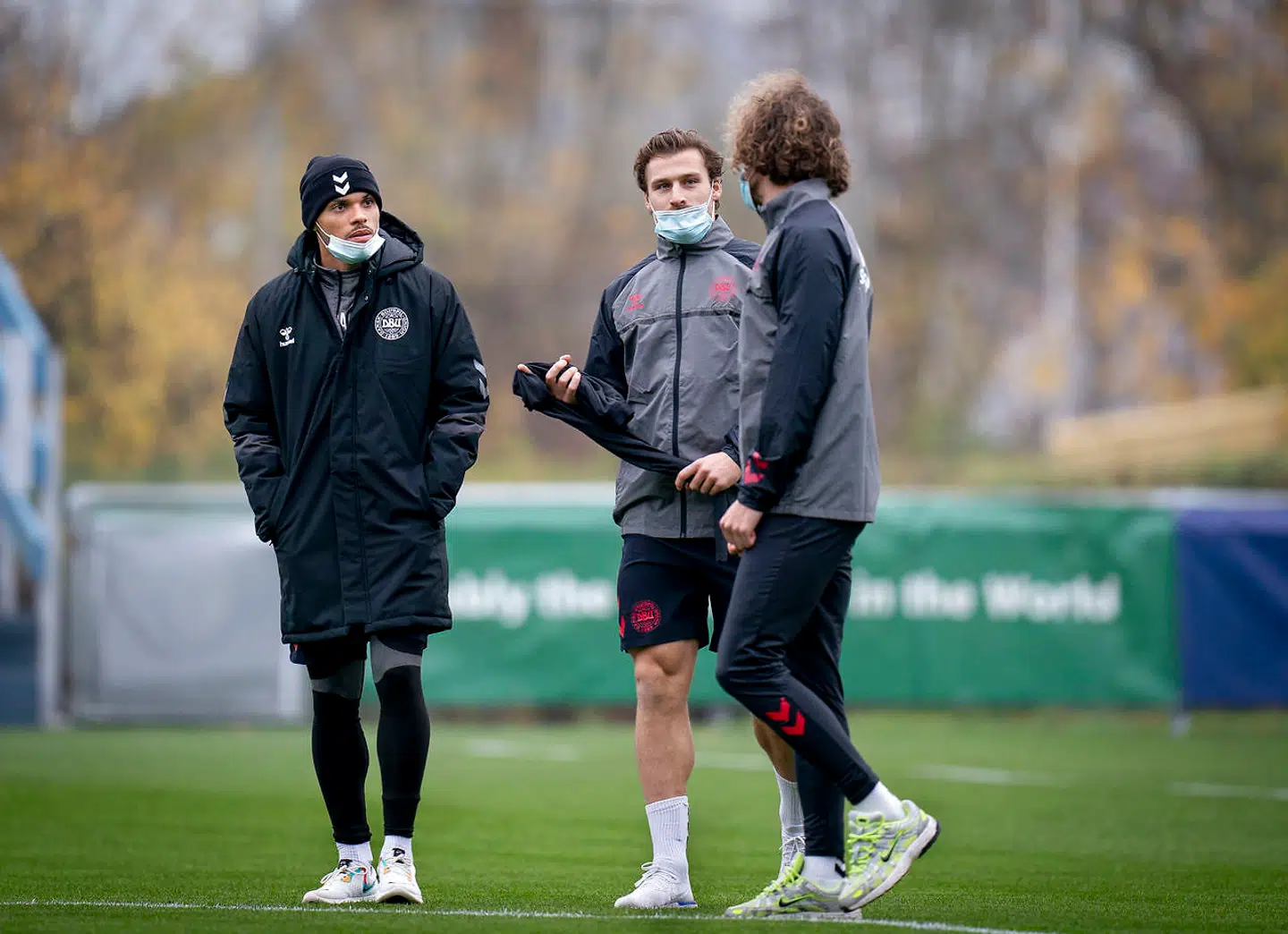 Martin C. Braithwaite, Alexander Scholz og Erik Sviatchenko under fodboldlandsholdets mixed zone og træning før Nations League kampe på Helsingør Stadion mandag den 9 november 2020.