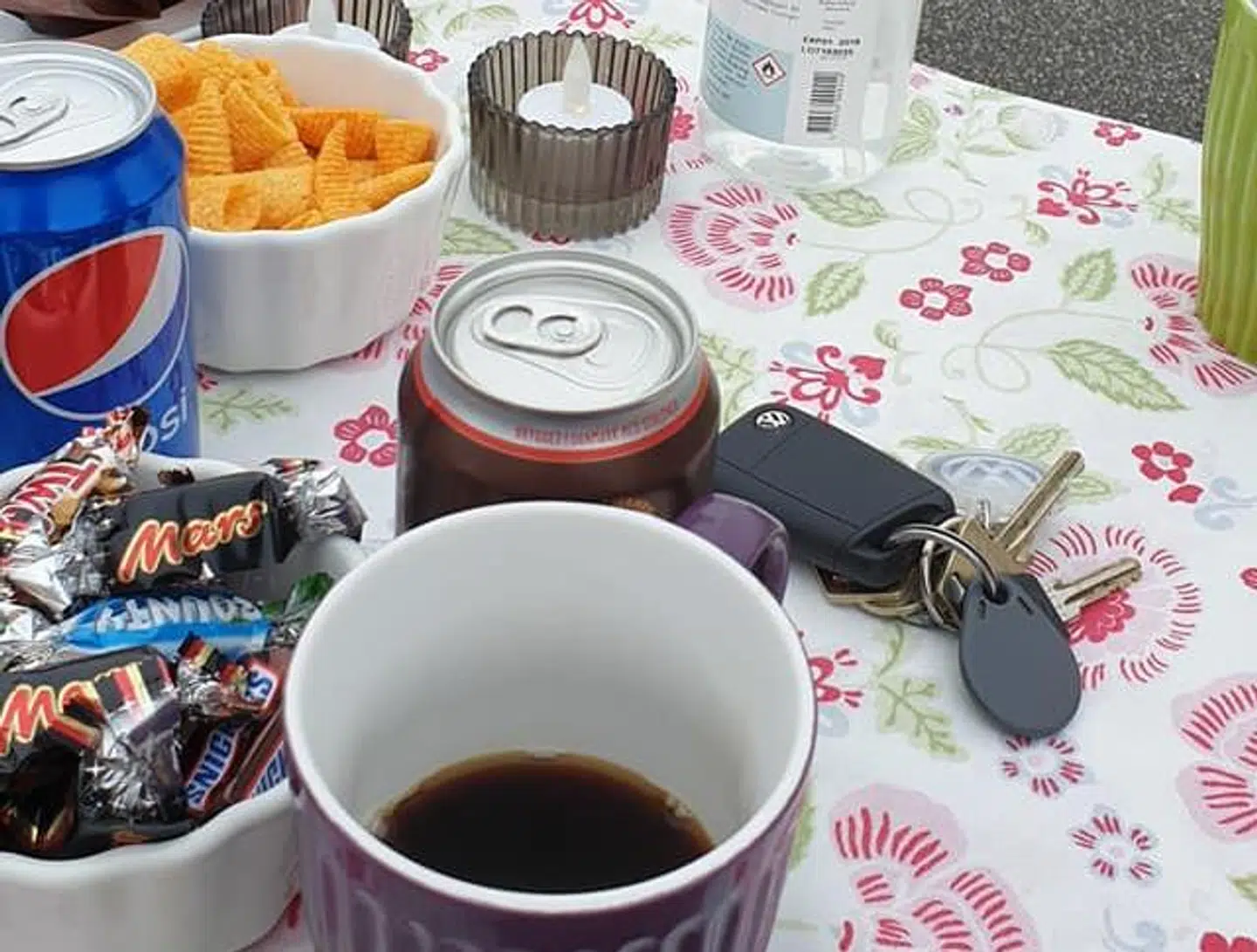 Der var både kaffe, slik og håndsprit på bordet, da strikkeklubben mødtes ved Brønderslevs byskilt.