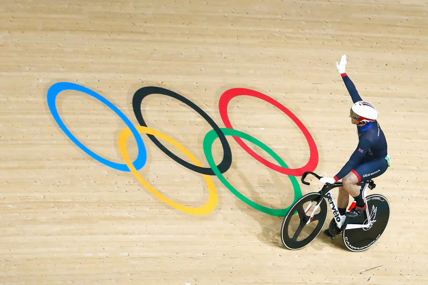 En britisk banelandstræner er blevet fyret, og det betyder, at den seksdobbelte olympiske mester Jason Kenny skal have ny træner før legene i Tokyo.