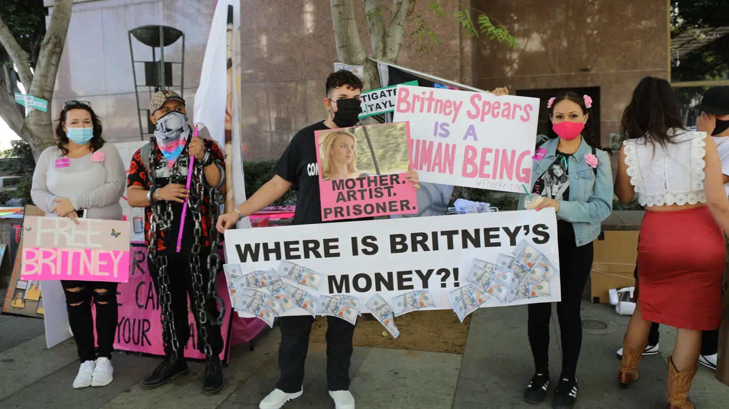 #FreeBritney-bevægelsen mener, at sangerindens far stjæler hendes formue.