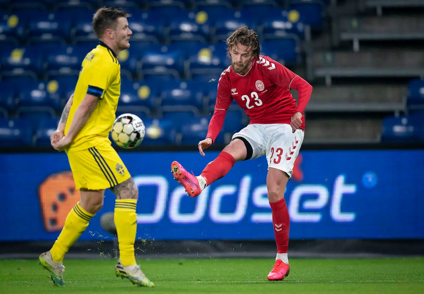 $$Danmarks Lucas Andersen og Sveriges Sebastian Larsson under venskabslandskampen mellem Danmark - Sverige på Brøndby Stadion, onsdag den 11 november 2020