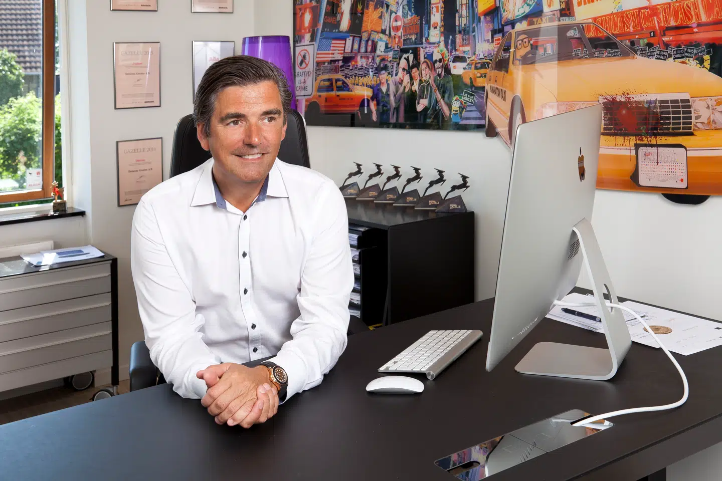 Direktør Torben Møller har oplevet en voldsom stigning i salg af kontorstole og skriveborde.