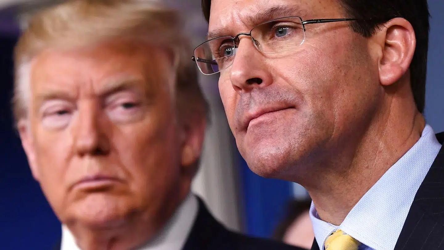 ARKIVFOTO af den ny fyrede forsvarsminister Mark Esper og præsident Donald Trump, som ser på i baggrunden.
