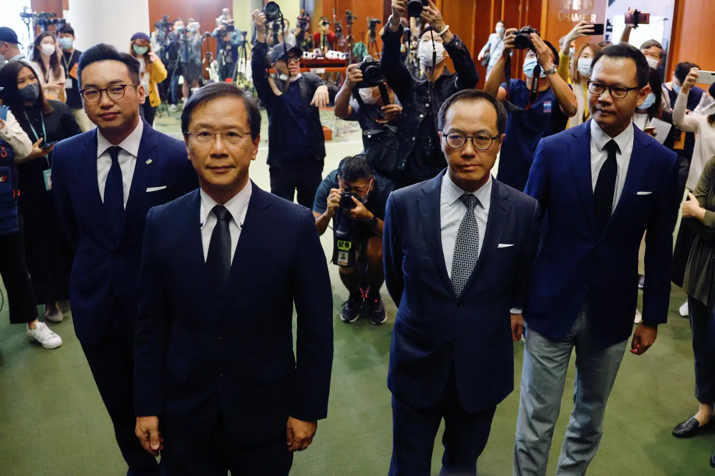 De tidligere parlamentsmedlemmer Alvin Yeung, Kwok Ka-ki, Kenneth Leung og Dennis Kwok taler med medier, umiddelbart efter at de er blevet ekskluderet af parlament. Tyrone Siu/Reuters