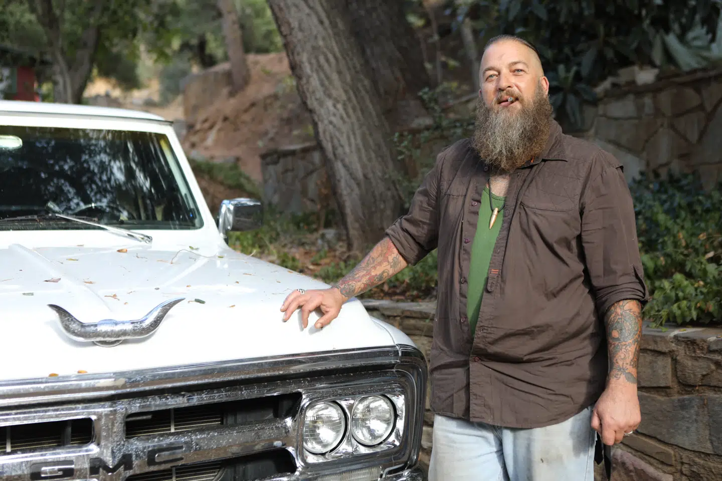 Udover sit arbejde som privat våbeninstruktør, kører Savage også lastbil.