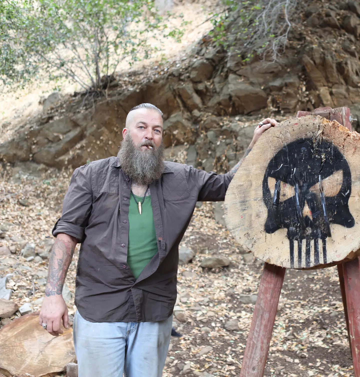 Savage underviser i alt lige fra håndtering af skydevåben til økse-og knivkast.