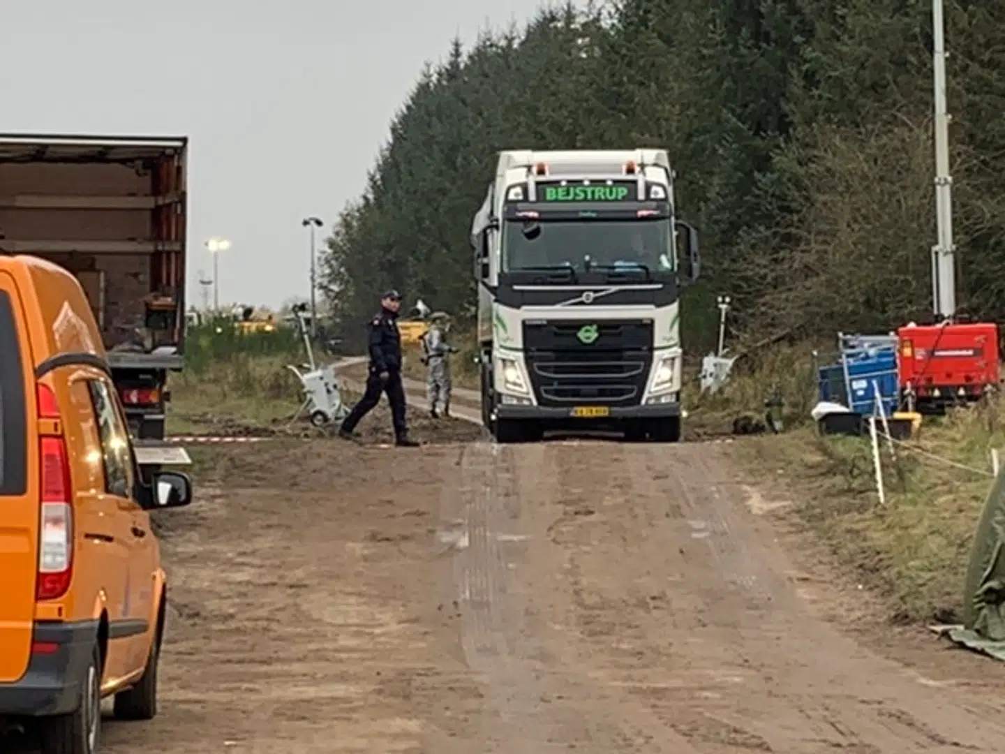 Endnu en lastvogn med containere med tusindvis af aflivede mink har været forbi massegravene på det militære øvelsesterræn. Inden de kører ud igen, bliver de desinficeret først over alt og ved udgangen endnu en gang på hjulene for at sikre, at eventuel coronasmitte ikke kommer med ud.Foto: Jens Anton Havskov