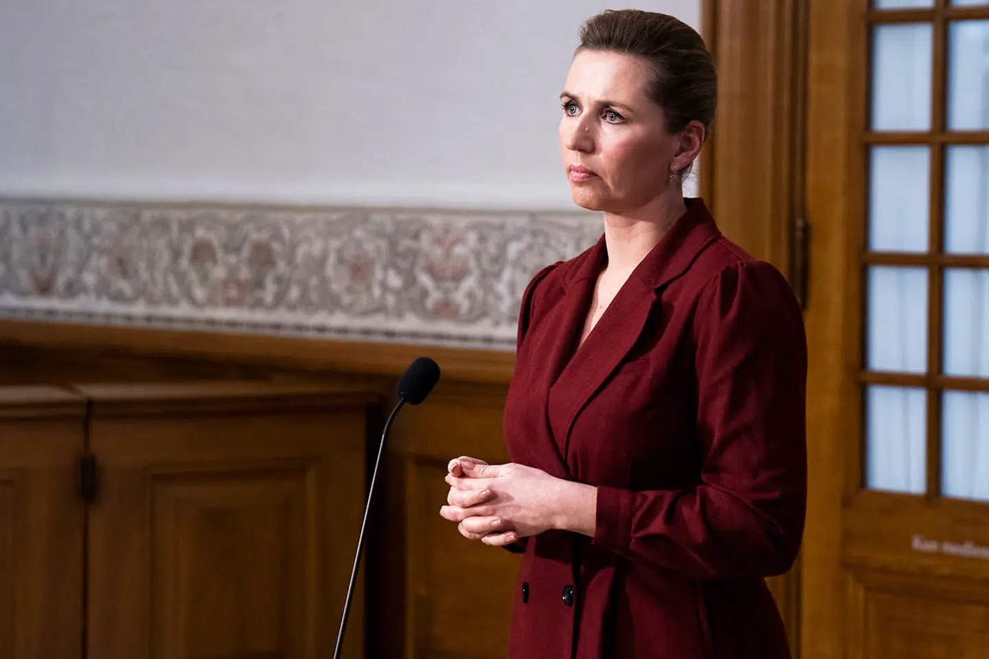Statsminister Mette Frederiksen (S) møder pressen til et Pressemøde på trappen foran salen efter mødet i Folketingssalen med udvidet spørgetime med statsminister Mette Frederiksen tirsdag den 10. november 2020. (Foto: Martin Sylvest)