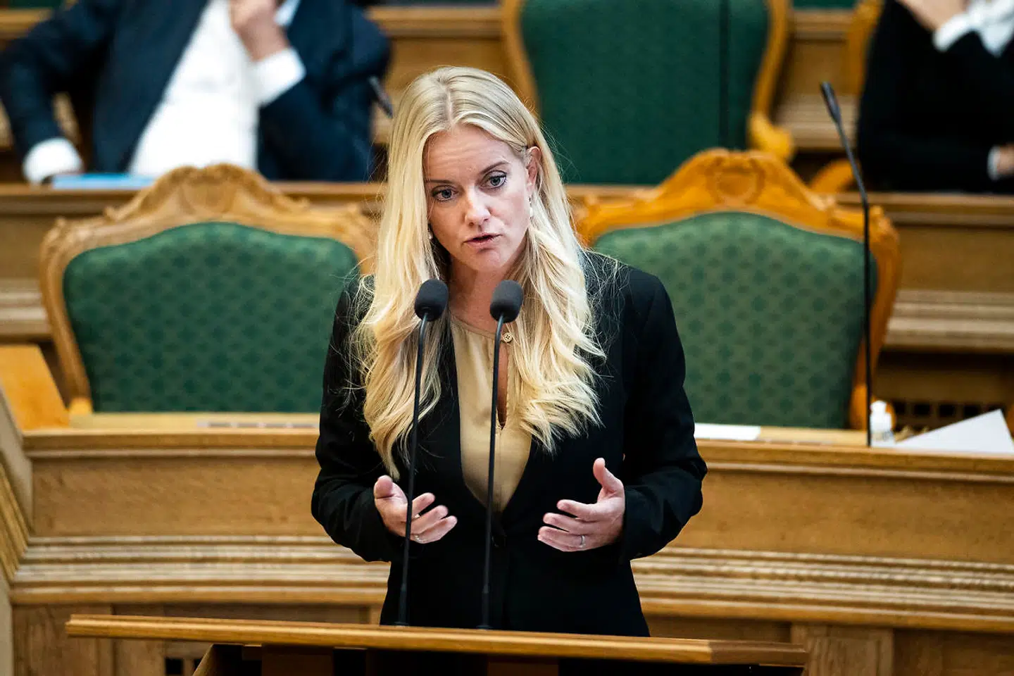 Pernille Vermund (D) til Møde i Folketingssalen med udvidet spørgetime med statsminister Mette Frederiksen tirsdag den 10. november 2020. En række lovforslag ventes at blive behandlet. Det gælder blandt andet forslag om en biodiversitetslov af Susanne Zimmer (UFG), Uffe Elbæk (UFG) og Sikandar Siddique (UFG) og forslag om oprydning af generationsforureninger af blandt andre Jacob Jensen (V). (Foto: Martin Sylvest)