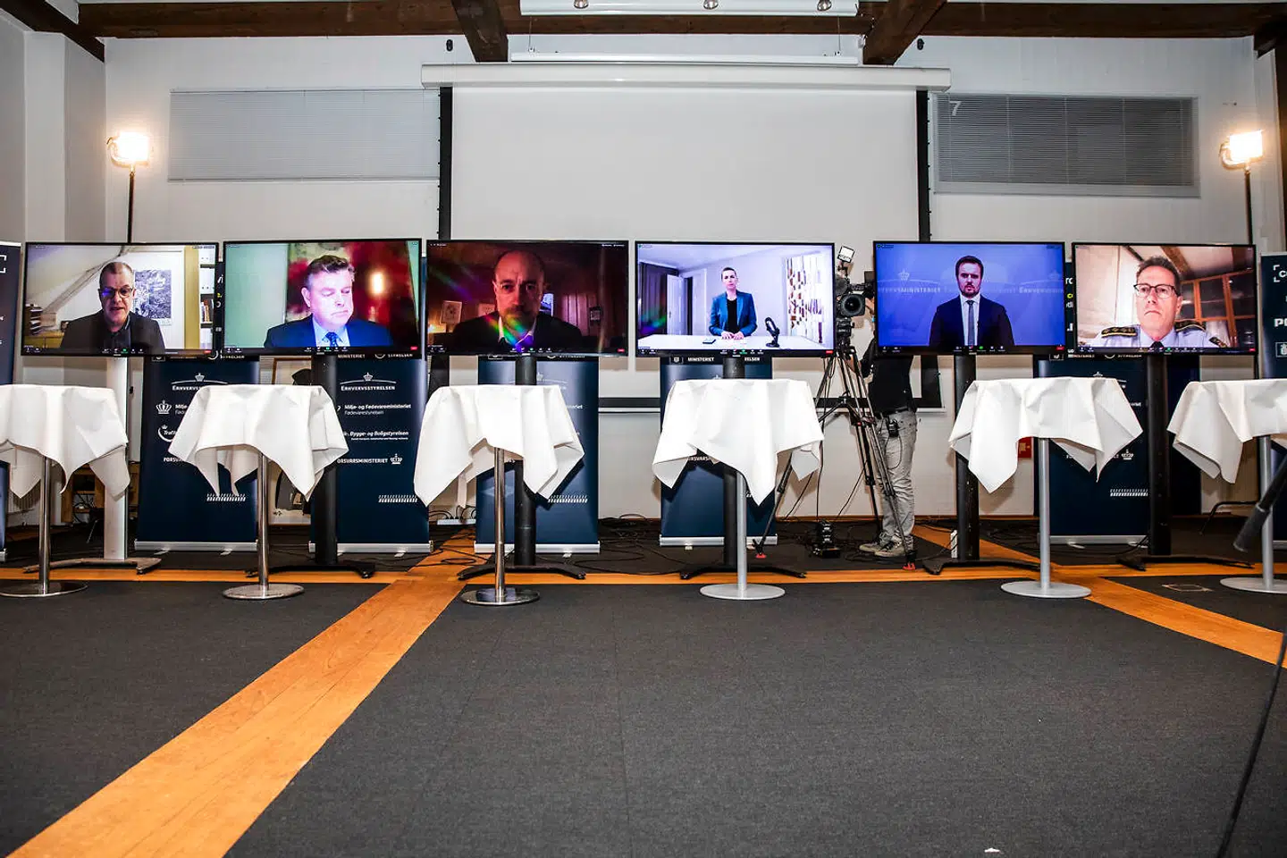 Statsminister Mette Frederiksen (S), erhvervsminister Simon Kollerup, sundheds- og ældreminister Magnus Heunicke (S), fødevareminister Mogens Jensen (S), faglig direktør i Statens Serum Institut Kåre Mølbak og Rigspolitichef Thorkild Fogde under et virtuelt pressemøde, hvor statsministeriet giver status på situationen med COVID-19-smitte i mink samt håndteringen heraf i Eigtveds Pakhus onsdag den 4. november 2020. Statsminister Mette Frederiksen (S) vil deltage virtuelt, da hun er i selvisolation og venter på at blive testet.