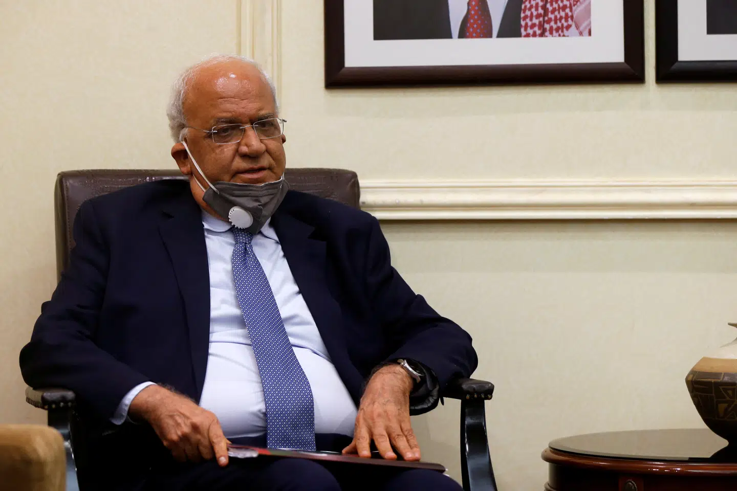 Palæstinensernes chefforhandler, Saeb Erekat, der søndag blev indlagt på et hospital i Israel med covid-19, er død, 65 år. Erekat var generalsekretær i Den Palæstinensiske Befrielsesorganisation (PLO), og en af veteranerne for den palæstinensiske sag. Muhammad Hamed/Reuters