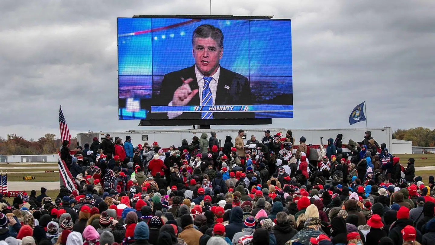 Fox News og Sean Hannity vises på storskærm til at Trump-vælgermøde i Michigan.