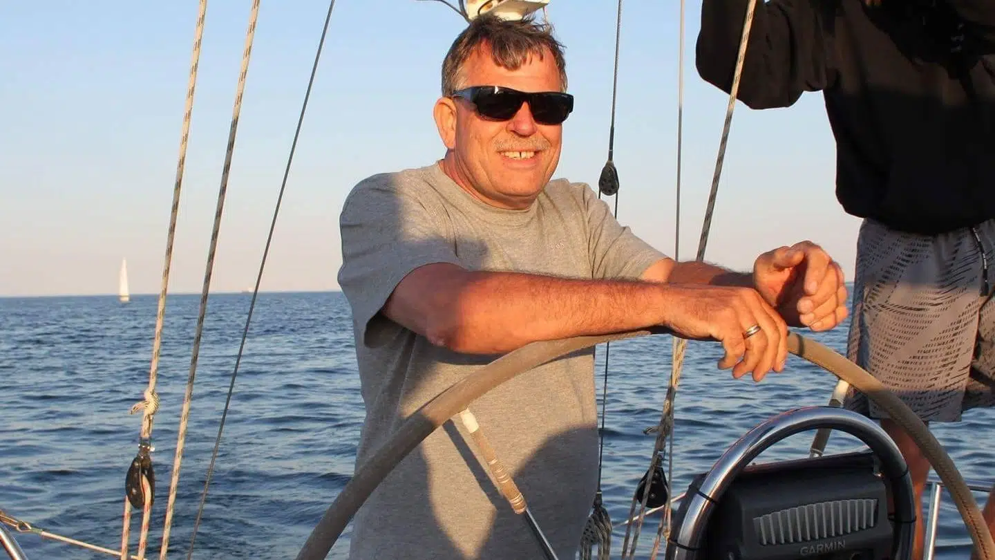 Kim Frederiksen venter på svar fra sin datters operation. PRIVATFOTO: Kim Frederiksens Facebook