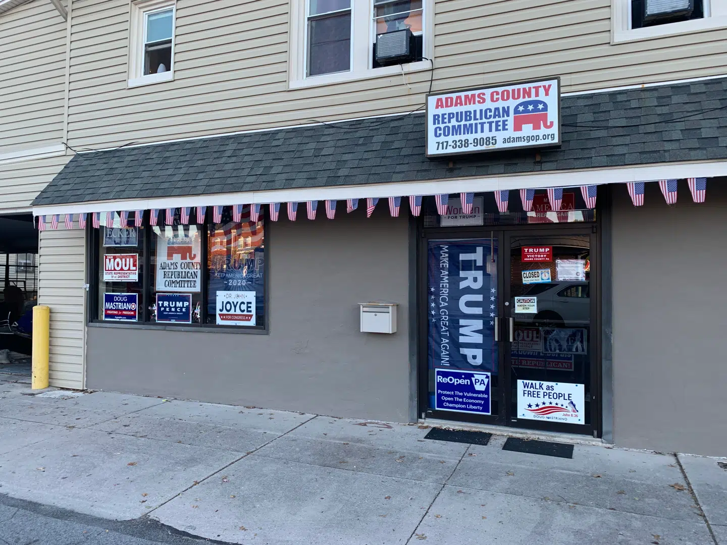 Adams County Republican Commitee havde lukket, da B.T. kom forbi.